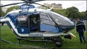 Combien y a-t-il de grades dans le service ?