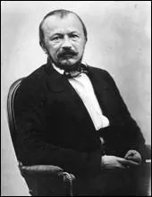 Malgr sa coupe incertaine et sa ressemblance trange avec Boby Lapointe, notre homme n'est pas chanteur, mais pote symboliste, et auteur des  filles du feu . Qui est-ce ?