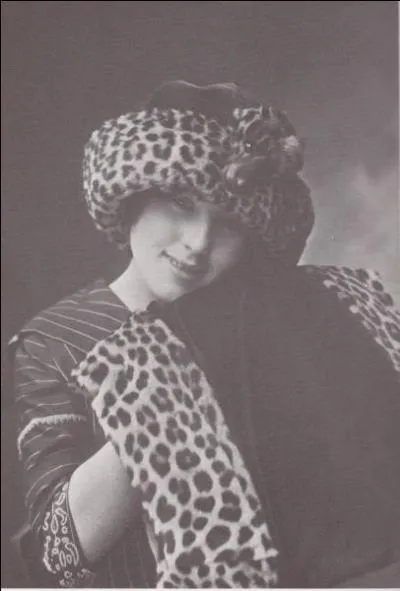 Cette femme au minois adorable se prnomme Rene et elle travaille dans une grande maison de couture, dont la directrice est une amie de Nadar. Quelle est cette grande maison ?