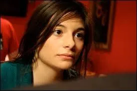 Par quel objet manque-t-elle de se faire tuer ?