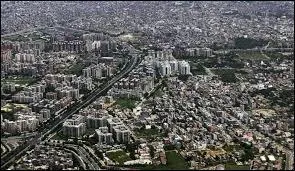 Nous restons sur le mme continent avec la capitale de l'Inde qui a t construite entre 1911 et 1931. La ville en elle-mme compte 249 998 habitants seulement (2011). Quelle est cette ville ?