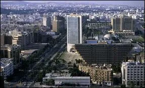 Toujours en Afrique, pas trs loin de la capitale de la question prcdente, la capitale de la Tunisie s'tend sur une trentaine de kilomtres. Avec ses 2 540 800 habitants ( 2013 ), elle compte 23 % de la population du pays. Qui est-elle ?