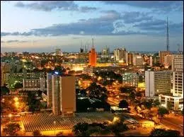 Cette ville est capitale du Brsil seulement depuis 1960. Quand elle a t cre, c'tait pour mieux rpartir les richesses et la population et mettre fin  la rivalit entre Rio de Janeiro et So Paulo, les deux anciennes capitales. Quelle est cette ville ?