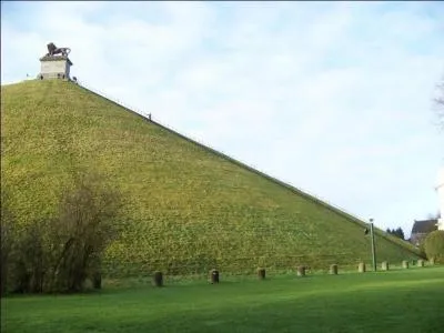 Quelle est la traduction anglaise de ces noms communs :  butte ,  monticule ,  tertre  ?