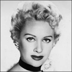 Cette actrice franaise est devenue clbre en particulier avec le film  Caroline chrie . Qui est-ce ?