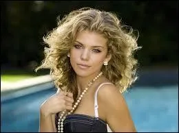 Qui a tromp Naomi dans la saison 1 ?