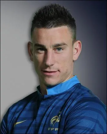 Ce défenseur s'est prit un carton rouge lors du match "France-Espagne" pour la qualification pour la coupe du monde 2014 au Brésil, qui est-ce ?