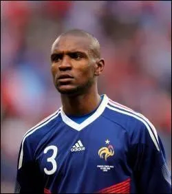 Ce défenseur à joué au FC Barcelone, qui est-ce ?