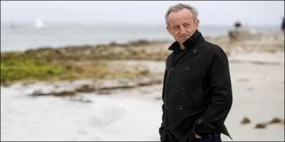 Bien que n  Paris, fils d'un crivain breton, il a gard de fortes attaches avec la Bretagne et la mer. Auteur du roman  Les Noces barbares  pour lequel il reut le prix Goncourt, il signe en 2010, un recueil de nouvelles intitul  Les oublis du vent . Qui est cet auteur ?