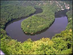 Le Mandre a donn son nom  une forte sinuosit d'un cours d'eau. O le fleuve Mandre coule-t-il ?