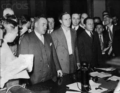 Il a t condamn au cours d'un procs bien singulier, peut-tre truqu. Il aurait commis un crime sur le fils d'un hros national (et mondial), connu pour un exploit en aviation. Pourquoi ?