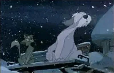 Tout en restant en retrait, qui accompagne le sergent Tibs jusqu' l'horrible manoir ?