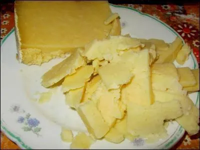 Ce fromage porte le mme nom que le couteau qui va le couper :