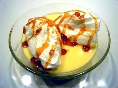 Le dessert est servi, voici des oeufs  la neige accompagns de leur crme :