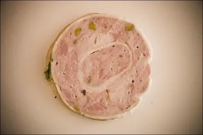 Une petite charcuterie nous est propose, c'est une terrine moule compose de lches de porc :