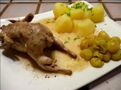 Suivra une caille, selon une recette traditionnelle de quoi est-elle accompagne ?