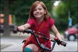 De quelle couleur sont les chaussettes de Lili ?