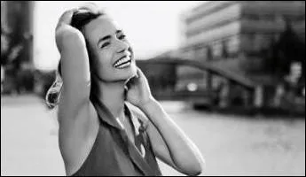 Dans  Le soleil me trace la route , cette comdienne converse avec deux journalistes, et se raconte, de son enfance  sa russite professionnelle, en passant par sa famille, ses amours, ses peines et ses joies, le tout avec passion et sincrit. Qui est-elle ?