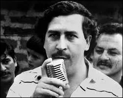 Bien que Pablo Escobar tait ancr dans le grand banditisme, il n'oubliait pas pour autant de soigner son image auprs du peuple colombien. En 1982, qu'a-t-il ralis au profit des populations dfavorises ?
