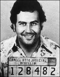 Pablo Escobar trempa trs jeune dans les activits illgales. Dbut des annes 70, il tait un voleur de voitures accompli, il exerait aussi dans d'autres domaines. Parmi ces propositions, laquelle ne faisait pas partie de ses activits criminelles ?