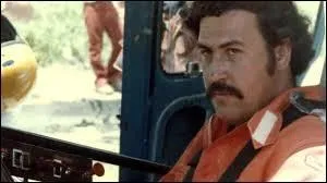 A partir de ce moment,  plusieurs reprises, il n'hsite pas lui-mme  piloter son avion. Vers quel pays a-t-il effectu de nombreux allers-retours dans le but de passer en contrebande de grosses quantits de cocane ?