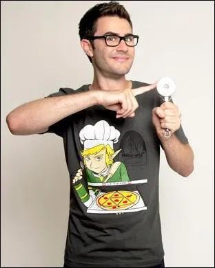 Comment s'appelle le T-shirt que Cyprien a cr (sur la photo) ?