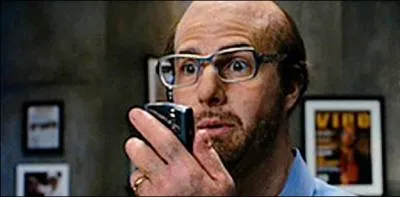 Avec son crne chauve et ses lunettes, il ne ressemble pas du tout au sducteur que l'on connat ! Mais qui est cet acteur ?