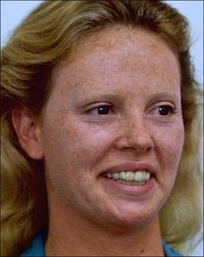 Contrairement aux apparences, cette femme est une beaut fatale. Cette blonde en cache une autre ! Il s'agit de :