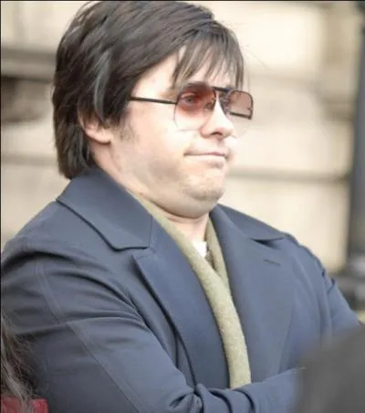 Alors, le reconnaissez-vous avec 10 kilos de plus et un look beaucoup moins sexy ?