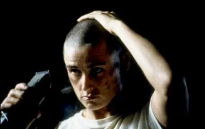 Elle a sacrifi sa belle chevelure et son ct ultra-fminin pour jouer les G. I, qui est donc cette actrice ?