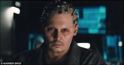 D'habitude, il a des rles plus fantasques et un look plus sexy, mais avec ses yeux hagards et cette tte  faire peur, on est loin de reconnatre le beau :