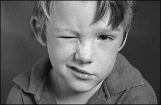 Par quoi est caractris le syndrome de Gilles de la Tourette ?