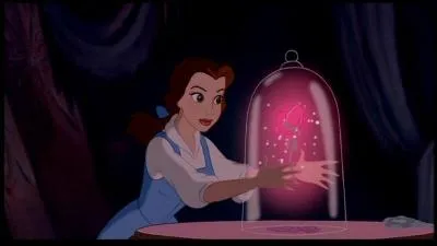 Une fois le dner termin, Belle part en visite dans le chteau en compagnie de Lumire et de Big Ben, notamment. Elle s'aventure alors dans un endroit qui lui a t dconseill par la Bte. Que dcouvre-t-elle dans cet endroit sombre et inquitant ?