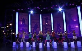 Avec quelle chanson dbute-t-il le spectacle ?