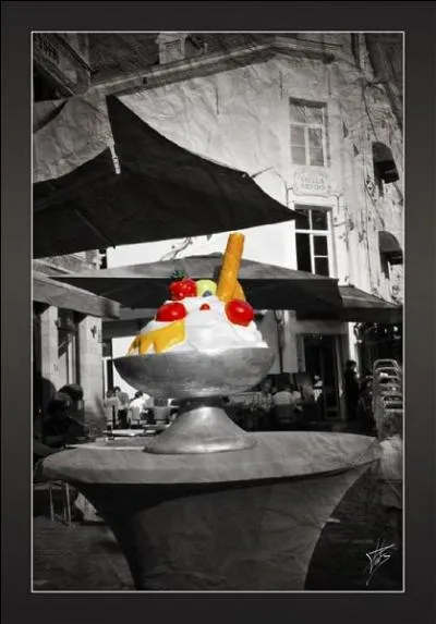 Selon la vraie recette, que met-on sur une Poire Belle Hlne ? (la photo est l juste pour la dco)