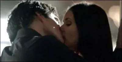 Qui comprend en premier qu'Elena est asservie  Damon ?