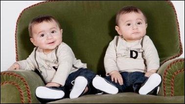 Leurs deux fils sont jumeaux. Comment s'appellent-ils ?