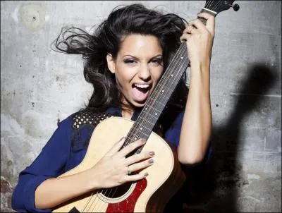 A quel ge a-t-elle commenc  jouer de la guitare ?