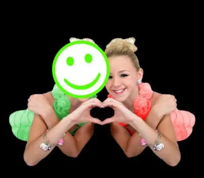 La fille sous le bonhomme est Paige :