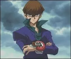 'Yu-Gi-Oh ! ' : c'est un duelliste renomm et il est clbre pour avoir dans son paquet trois 'Dragons Bleus Aux Yeux Bleus'. C'est...