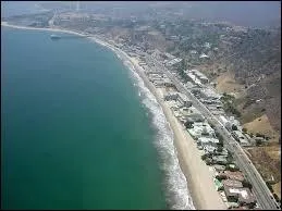 Dans quel tat des tats-Unis se trouve la plage de Malibu ?