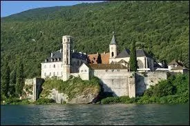Quelle est cette abbaye situe prs d'Aix-les-Bains, dans un cadre merveilleux et abritant les tombeaux de la maison de Savoie ?