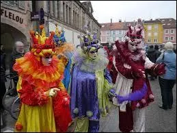 Quelle ville des Vosges est clbre pour son carnaval Vnitien ?