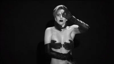 Dans le clip, porte-t-elle une perruque jaune ?