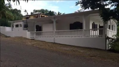 Quel tablissement est situ en face de cette mosque ?