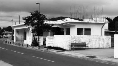 Cette mosque a la particularit, d'aprs les villageois et la mmoire collective, d'avoir t construite par un mzoungou (un Europen) ? De qui s'agit-il ?