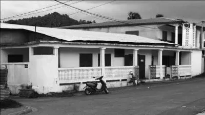 Cette mosque est une sorte de mosque-mausole. Pourquoi ?