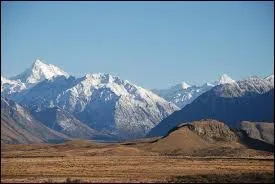 Comment se nomme le chef de la garde royale du Rohan lors de la bataille du Gouffre de Helm o d'ailleurs il mourut ?