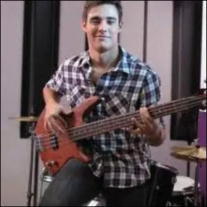 Avec qui a-t-il flirt ?