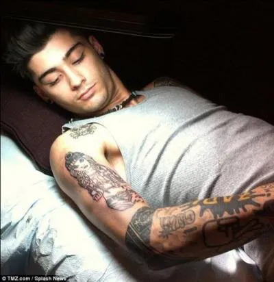 Que dit le tatouage que Zayn a sur les ctes ?